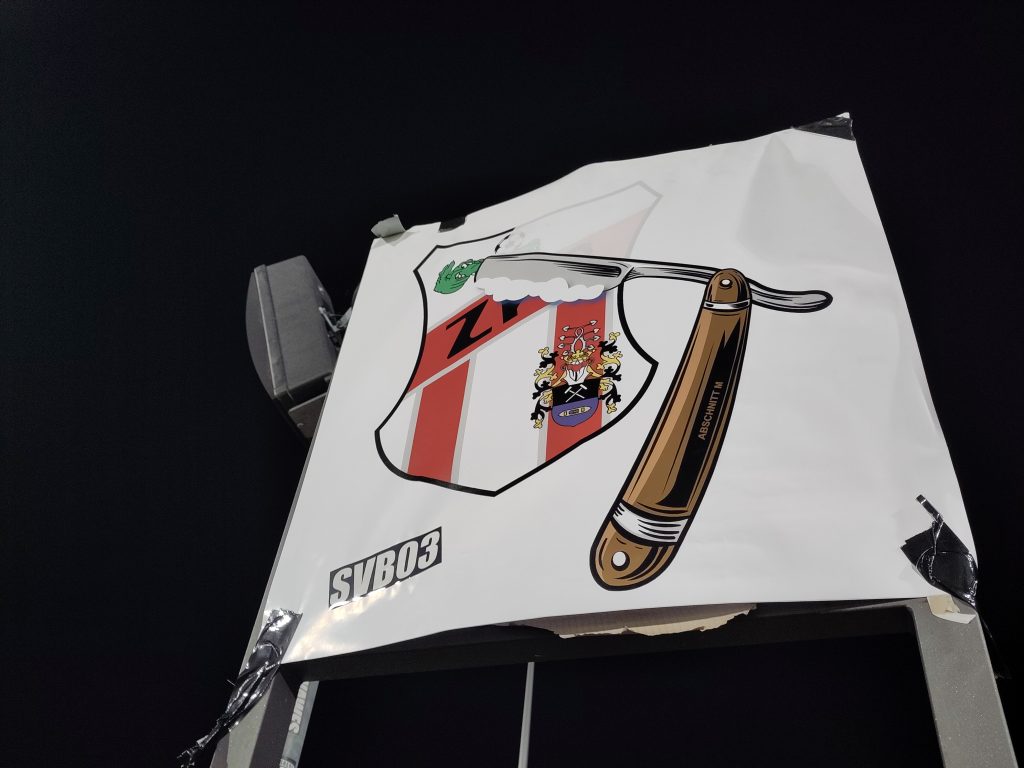 Ein Poster auf dem ein Rasiermesser das Logo des Fußballvereins ZFC Meuselwitz "rasiert"
