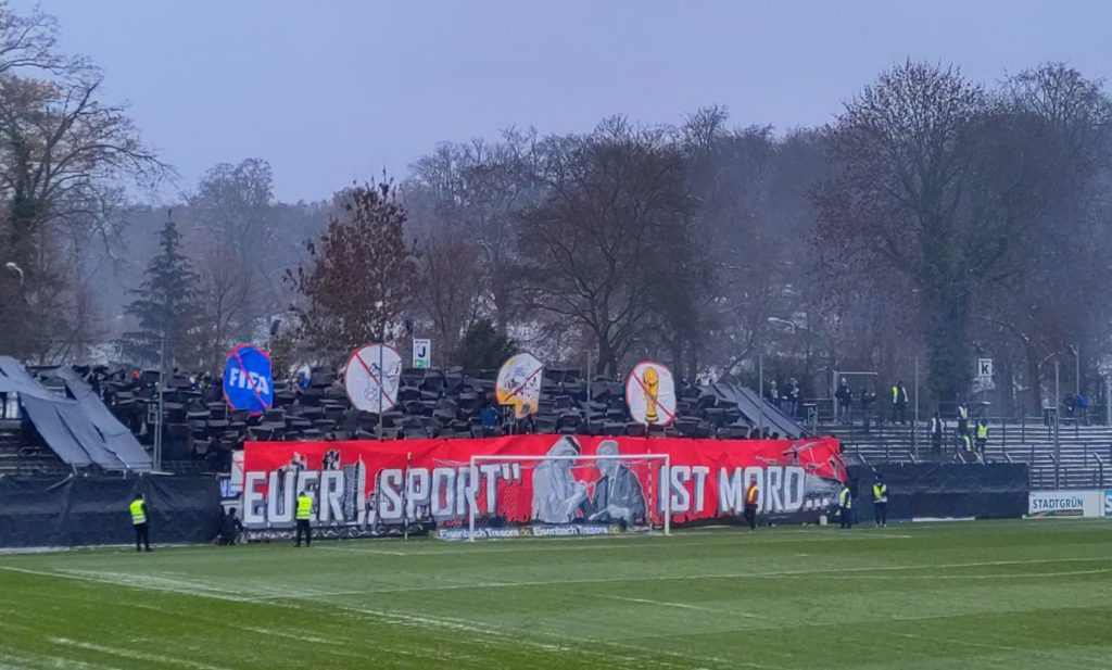 Fantribüne mit großen Anti-Fifa-Banner "Euer Sport ist Mord"